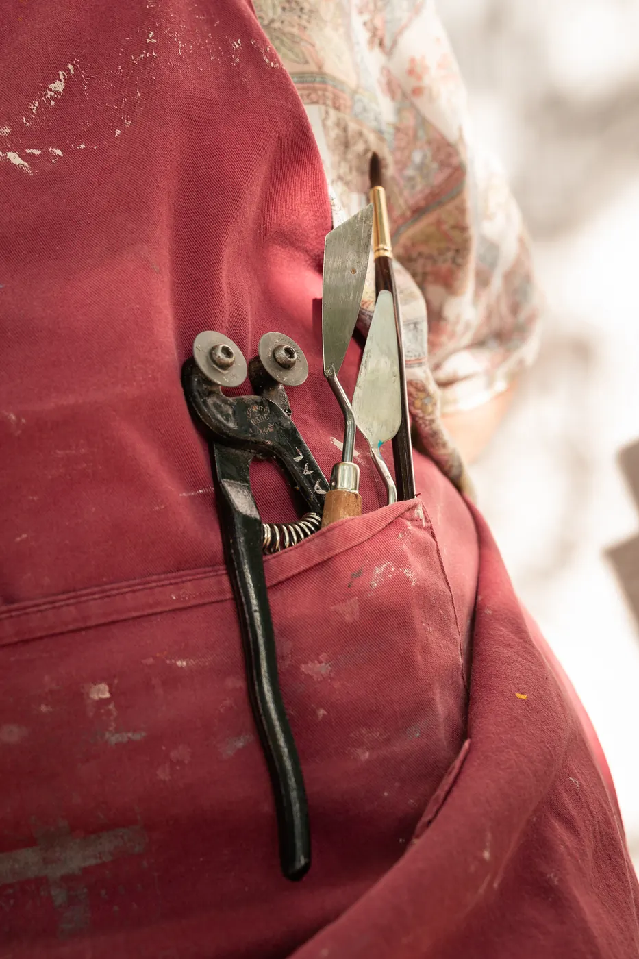 Les outils du mosaïste rangés dans la poche du tablier