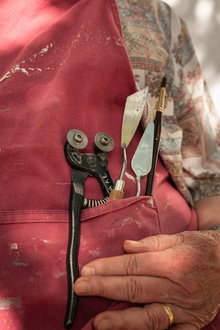 Pinces et spatules dans le tablier d'atelier