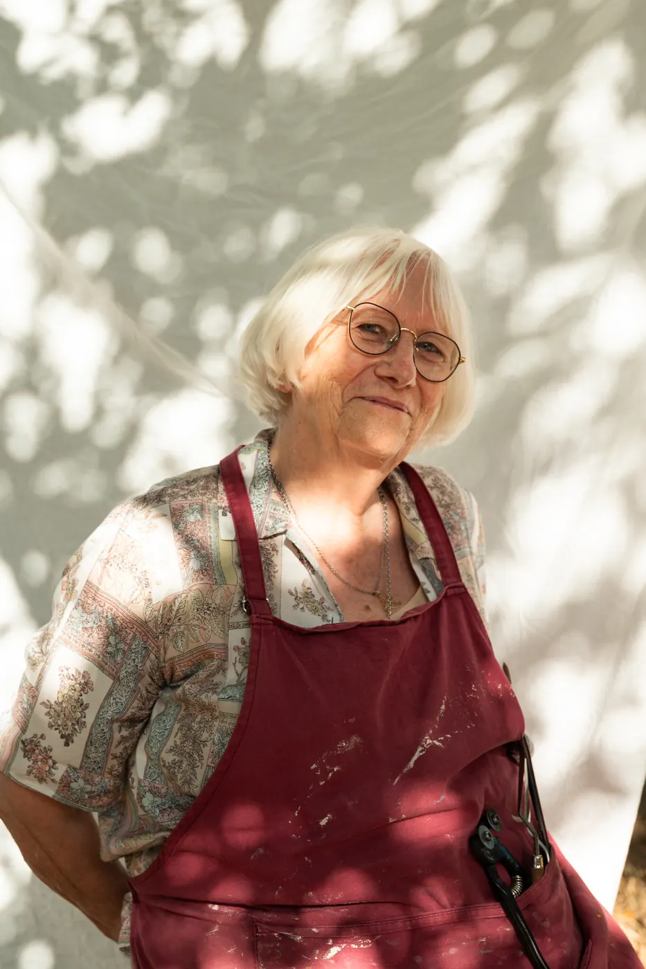 Portrait d'Anik-Chaïma en tablier de mosaïste
