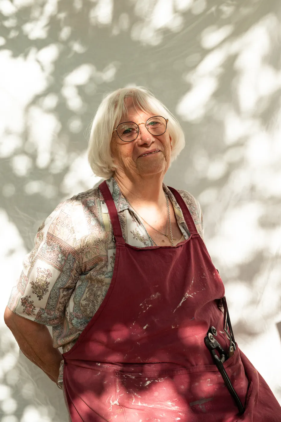 Anik-Chaïma souriante devant le mur clair de l'atelier