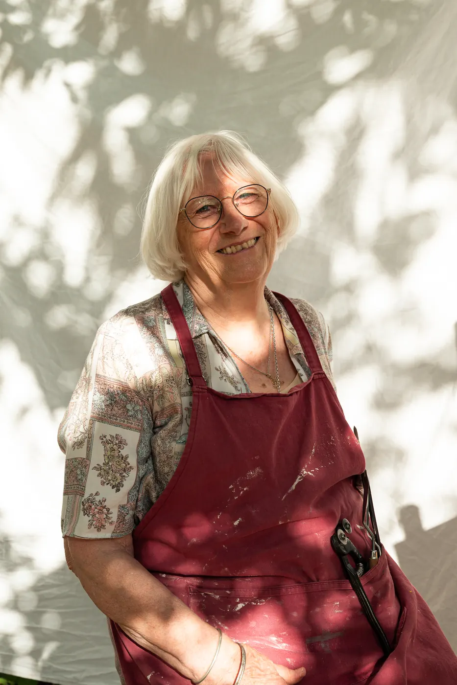 Portrait d'Anik-Chaïma, ombres de feuillage sur le mur