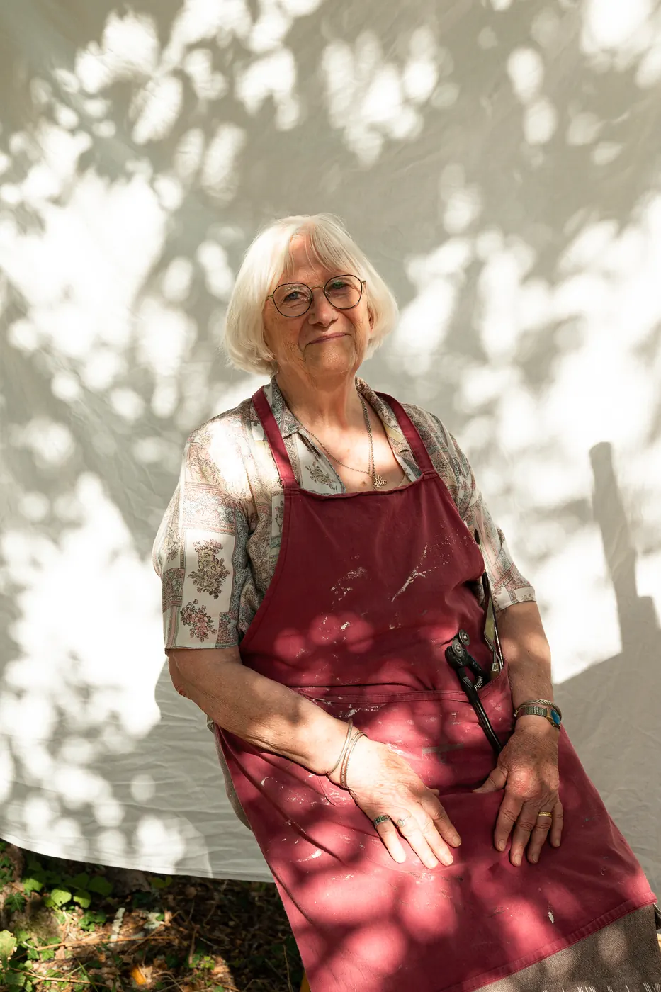 Anik-Chaïma dans son atelier, à l'ombre des arbres