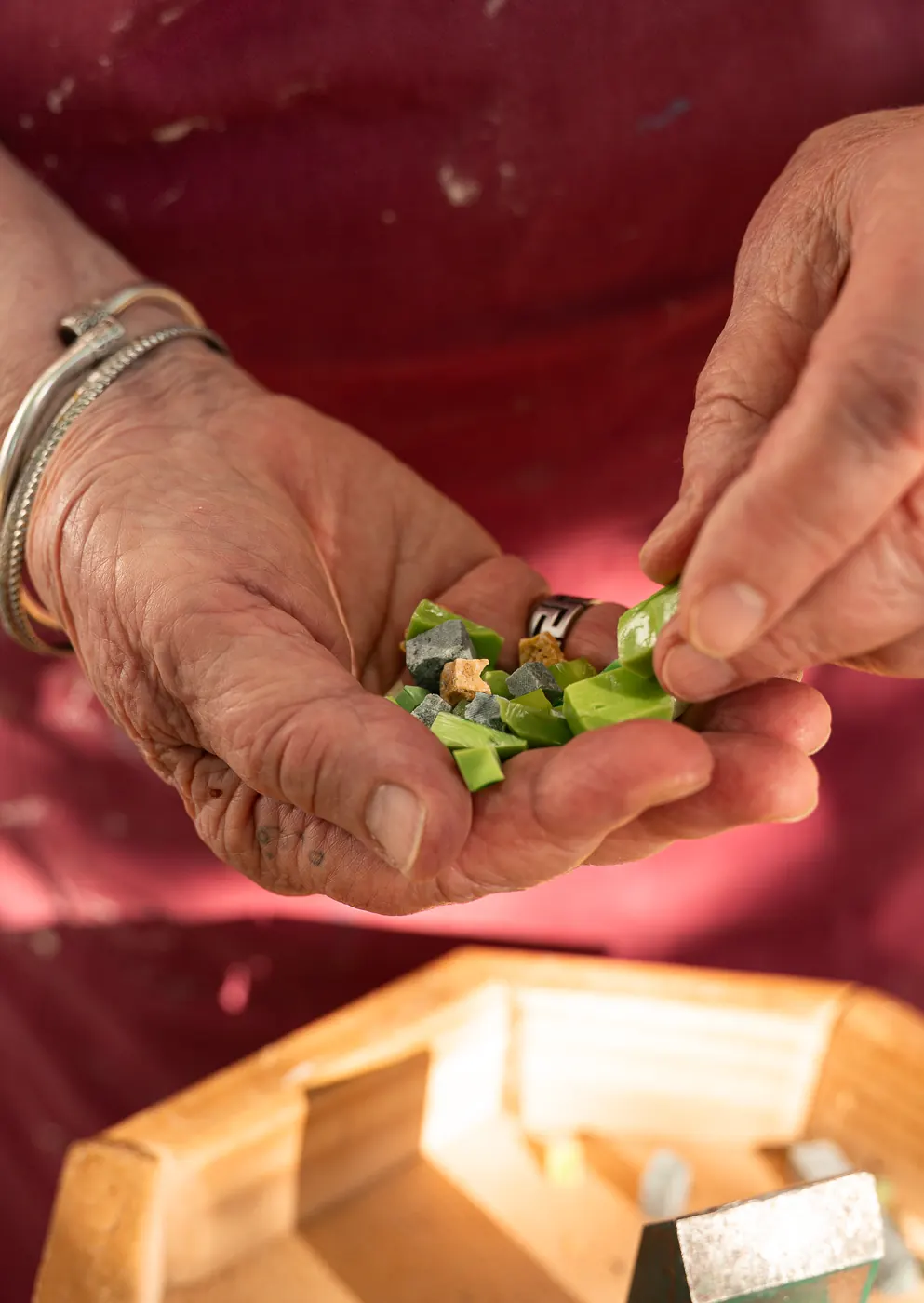 Tri des tesselles de verre vert au creux de la main