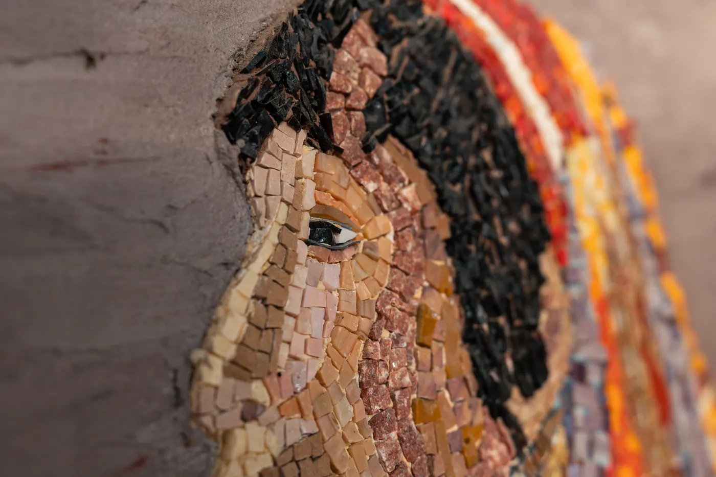 Gros plan sur le visage d'une mosaïque, tesselles de marbre et de smalt