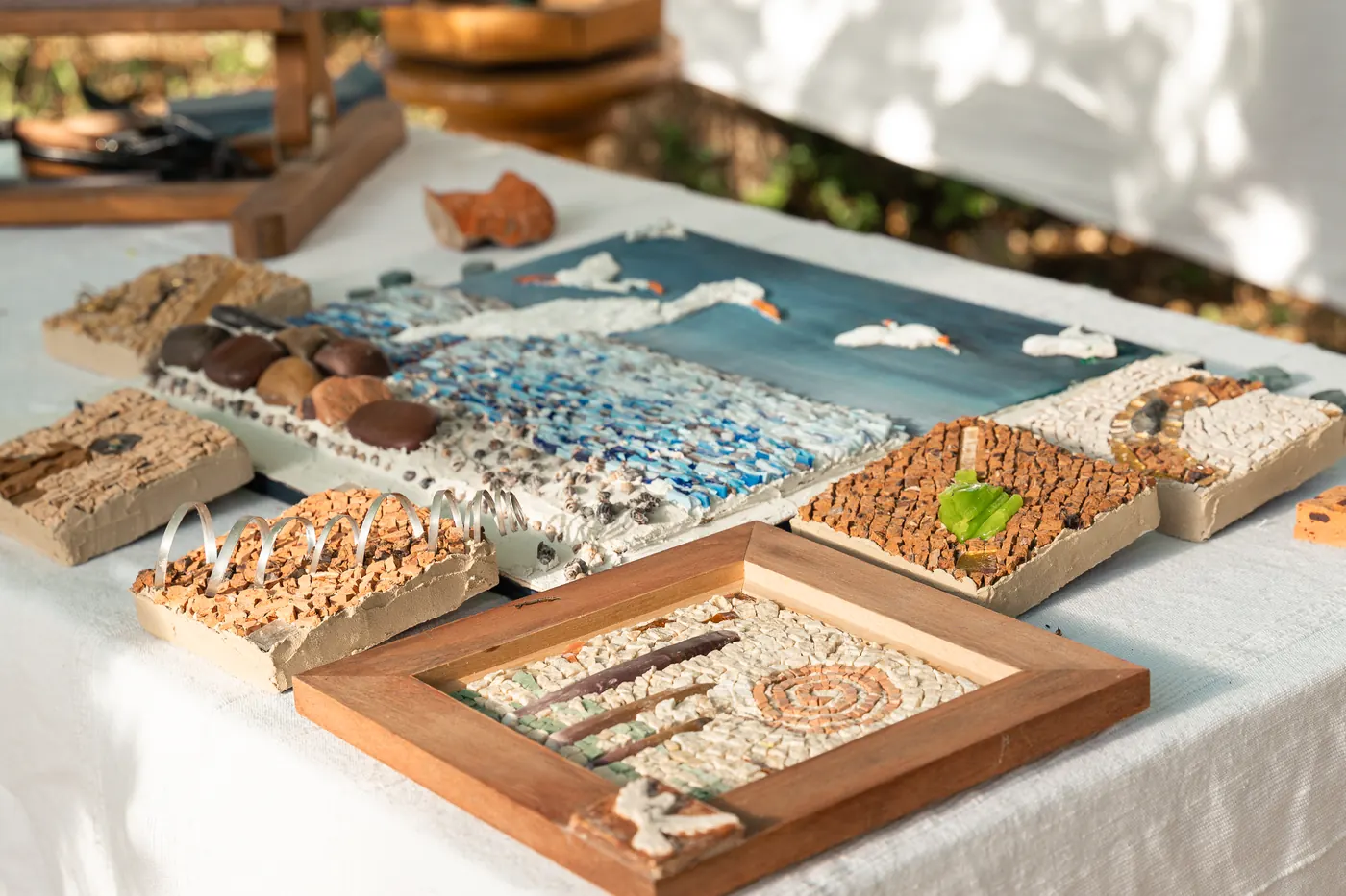 Vue d'ensemble des mosaïques et des outils sur la table