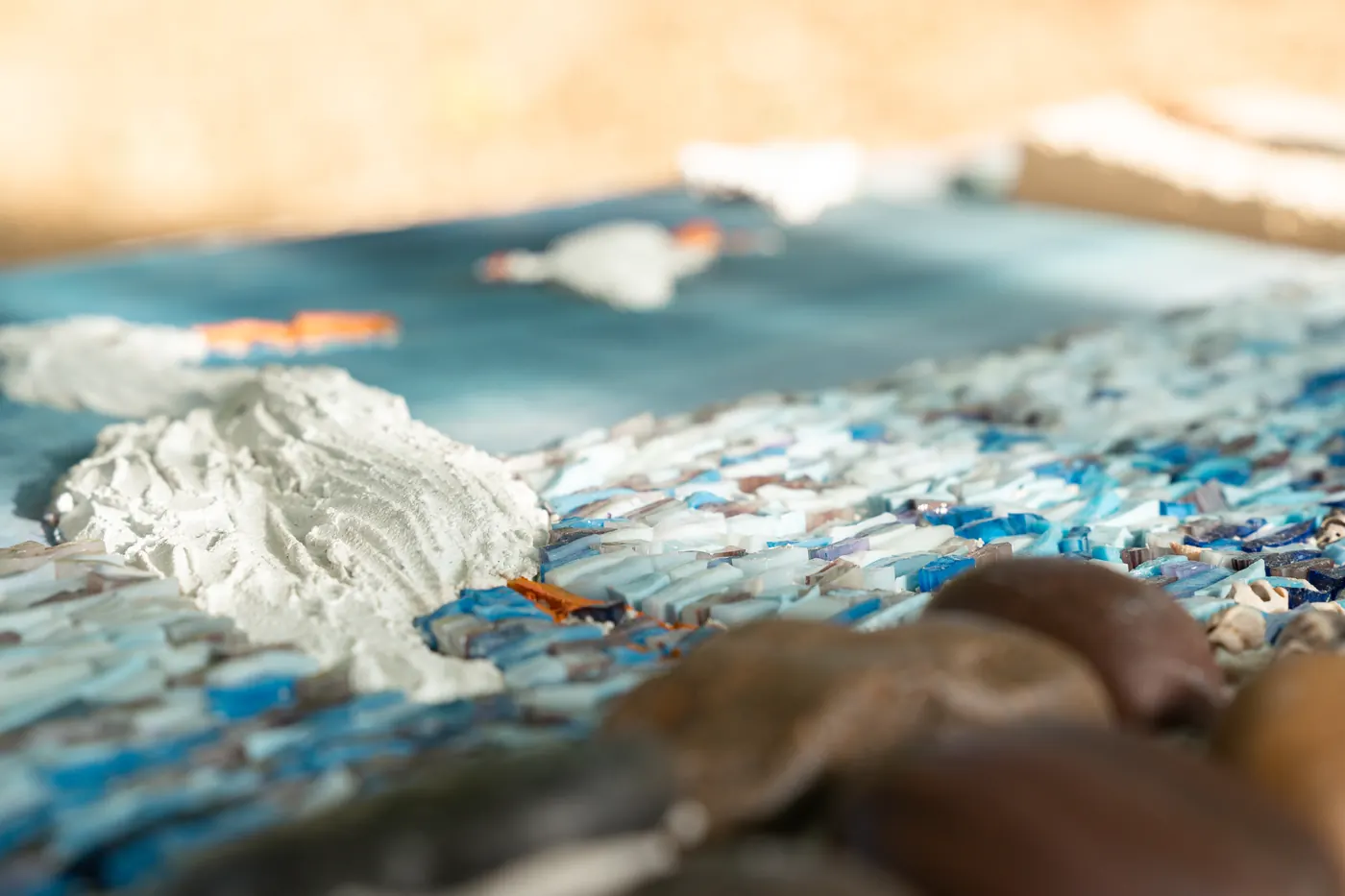Le mortier étalé sur la mosaïque en cours