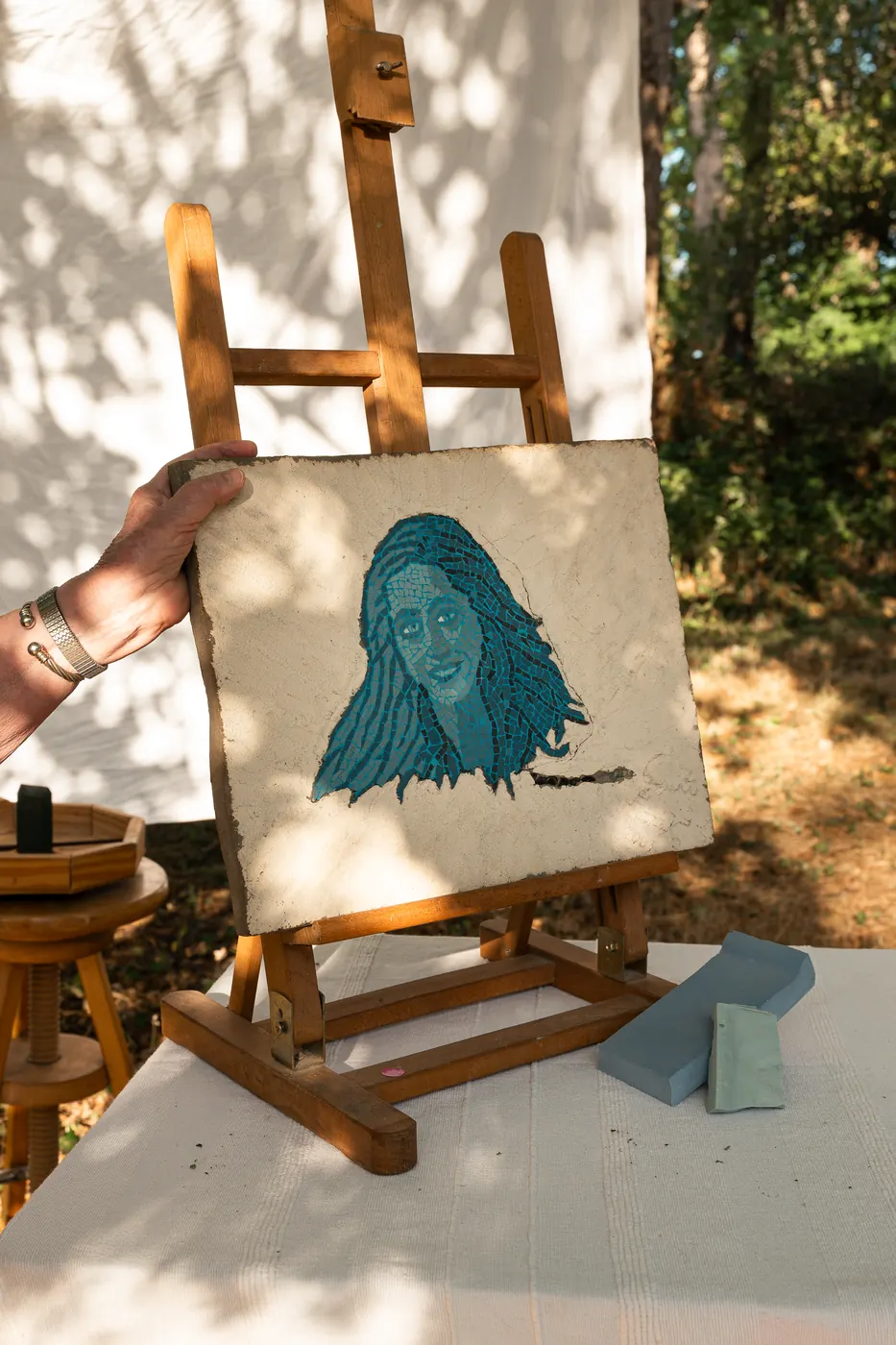 Un portrait bleu en mosaïque, sur son chevalet