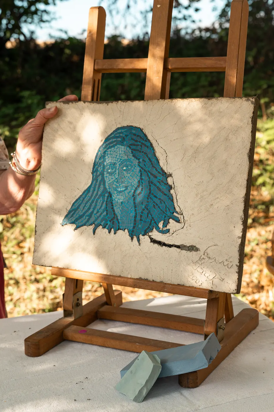 Le portrait bleu présenté à deux mains