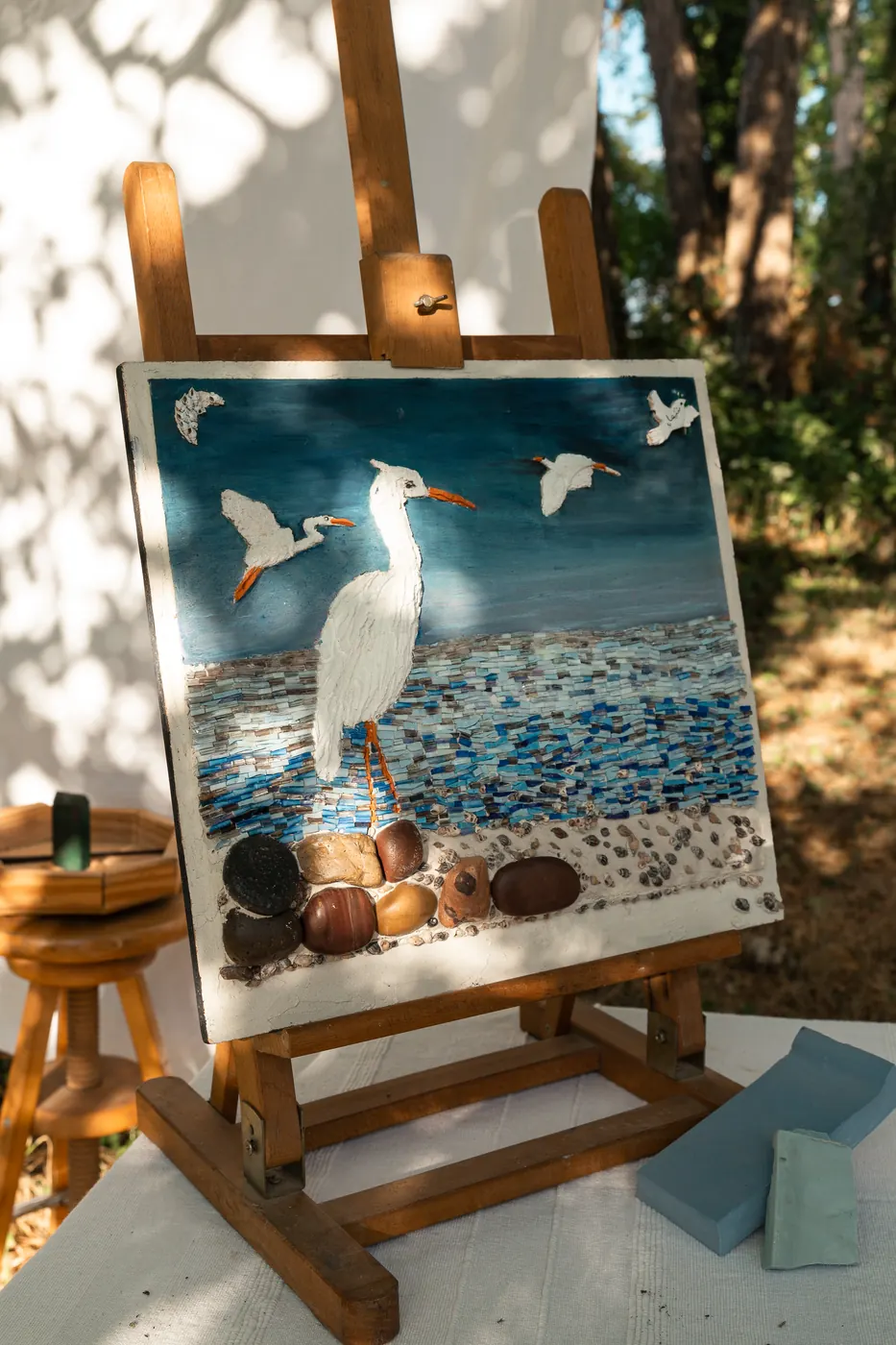 Mosaïque aux aigrettes blanches sur son chevalet, à l'atelier