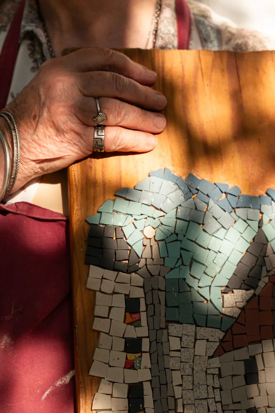 Détail du village en mosaïque, toits de marbre et de smalt