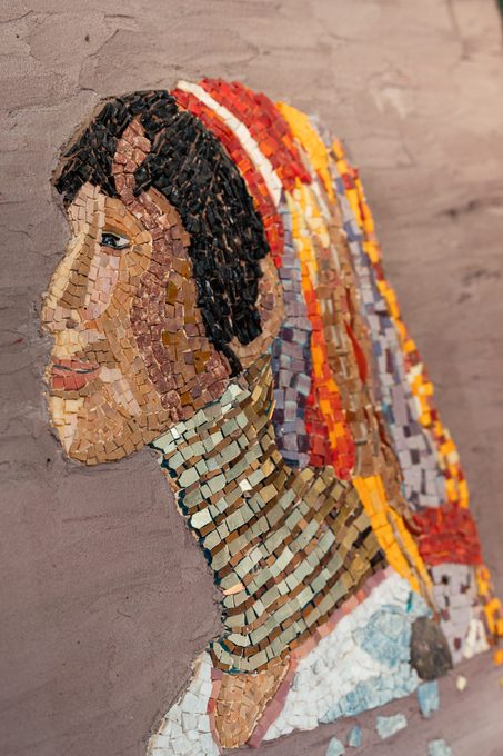 Portrait de femme en mosaïque, posé sur un chevalet