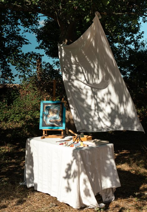 Table de présentation des mosaïques dressée dehors, sous les arbres